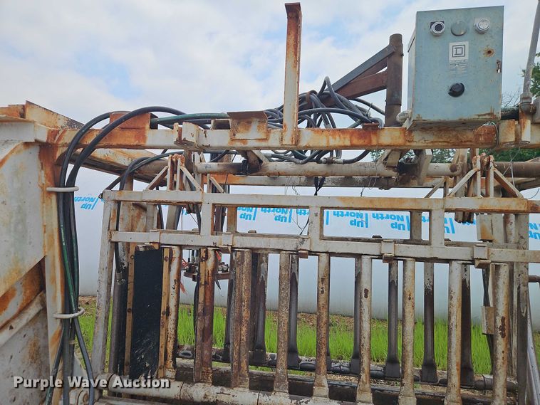 image for item EB8107 Squeeze chute