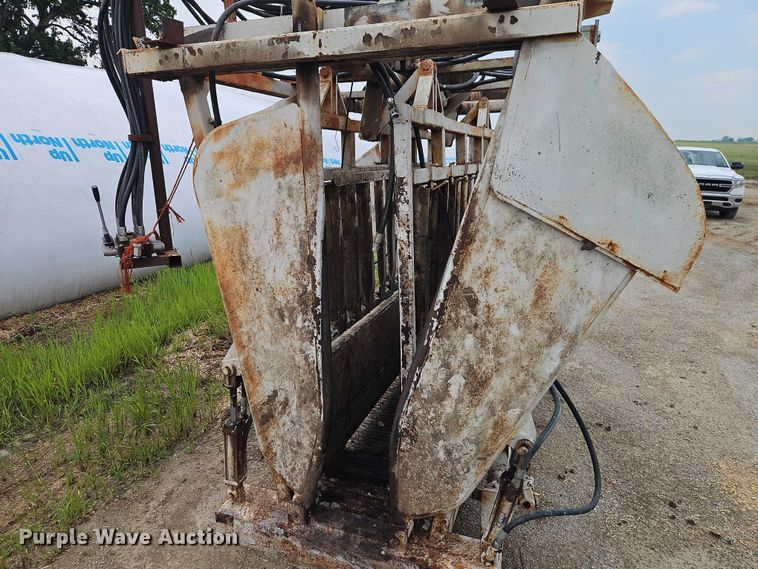 image for item EB8107 Squeeze chute