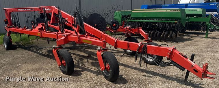 image for item EG6568 Kuhn SR600 GII hay rake