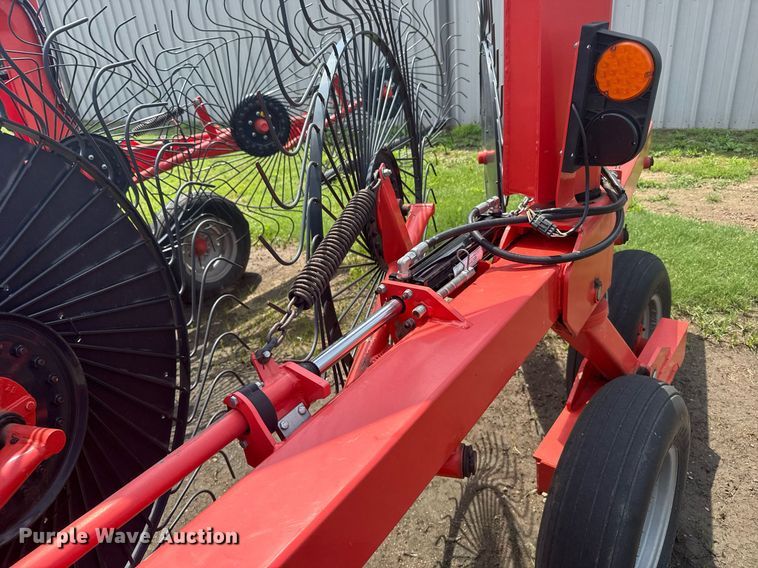 image for item EG6568 Kuhn SR600 GII hay rake