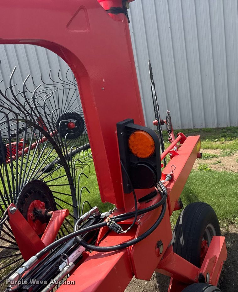 image for item EG6568 Kuhn SR600 GII hay rake