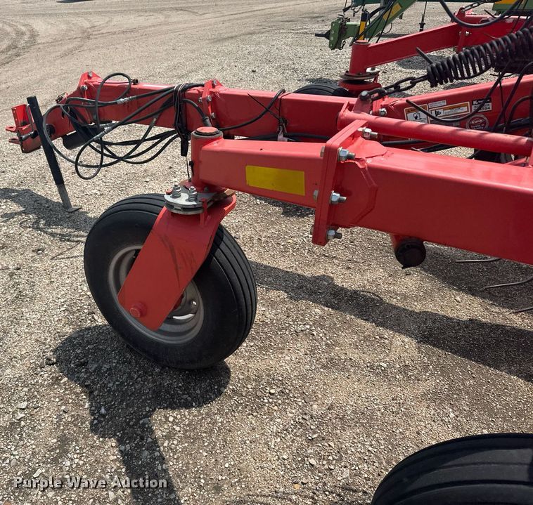 image for item EG6568 Kuhn SR600 GII hay rake