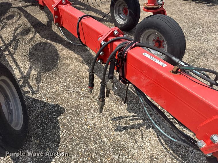 image for item EG6568 Kuhn SR600 GII hay rake