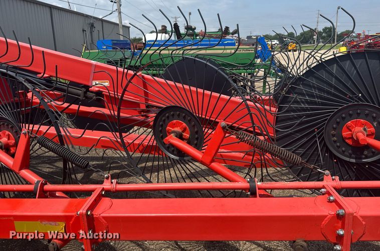 image for item EG6568 Kuhn SR600 GII hay rake