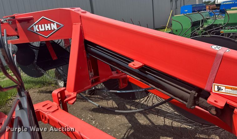 image for item EG6568 Kuhn SR600 GII hay rake