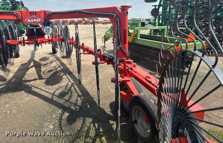 image for item EG6568 Kuhn SR600 GII hay rake