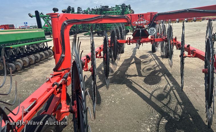 image for item EG6568 Kuhn SR600 GII hay rake