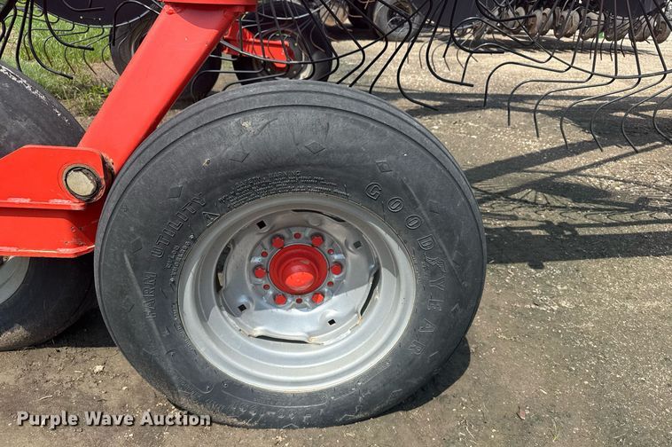 image for item EG6568 Kuhn SR600 GII hay rake