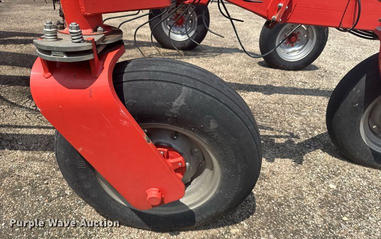 image for item EG6568 Kuhn SR600 GII hay rake