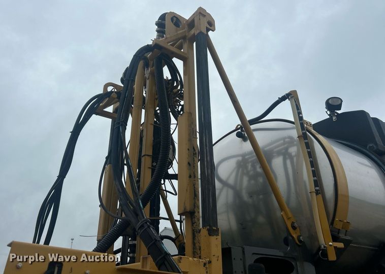 image for item EK8187 2012 Rogator RG1100 sprayer