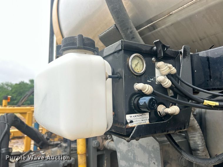 image for item EK8187 2012 Rogator RG1100 sprayer