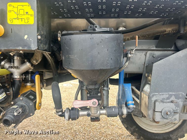 image for item EK8187 2012 Rogator RG1100 sprayer