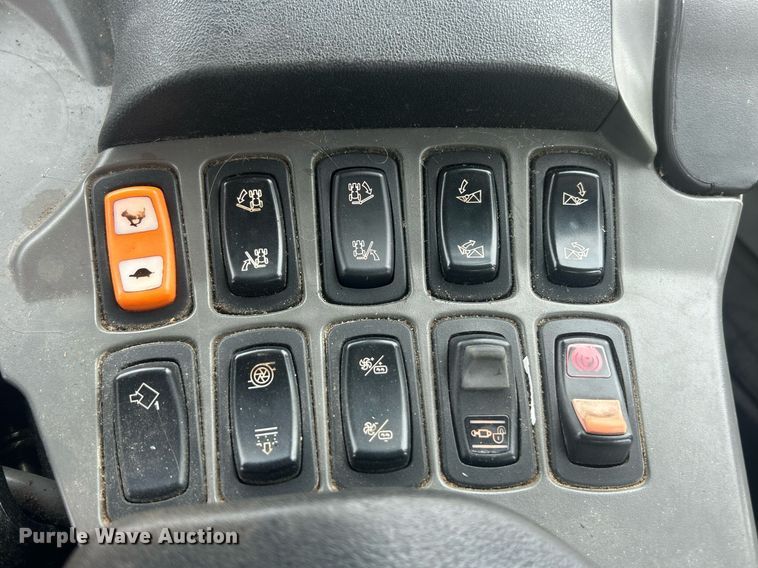 image for item EK8187 2012 Rogator RG1100 sprayer