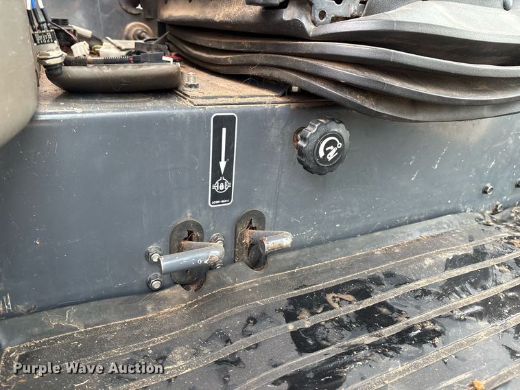 image for item EM2640 Kubota M108S MFWD tractor