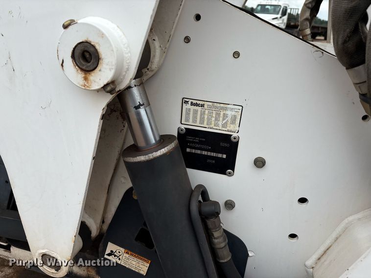 image for item EM2646 2008 Bobcat S250 skid steer loader