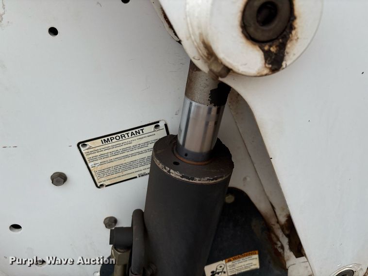 image for item EM2646 2008 Bobcat S250 skid steer loader