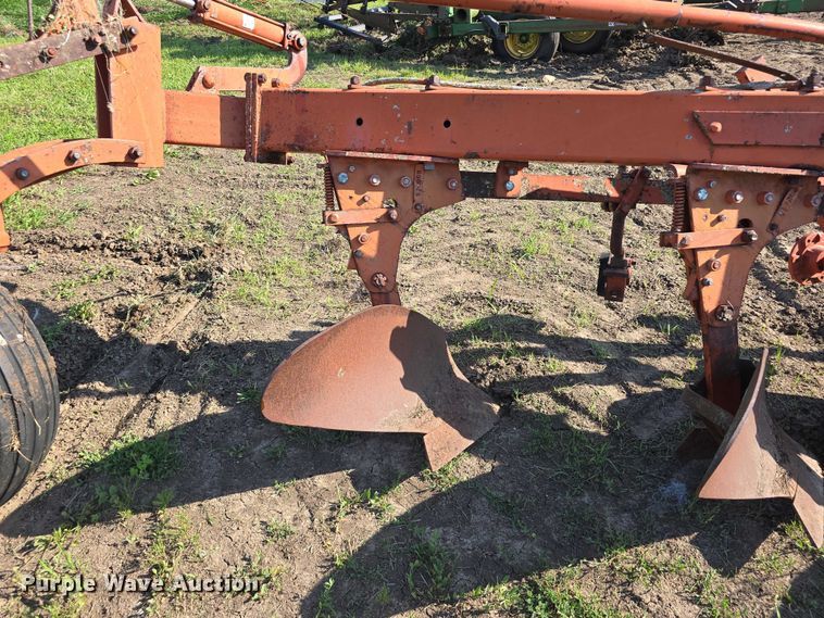 image for item EO1063 Allis Chalmers 2000  six bottom plow