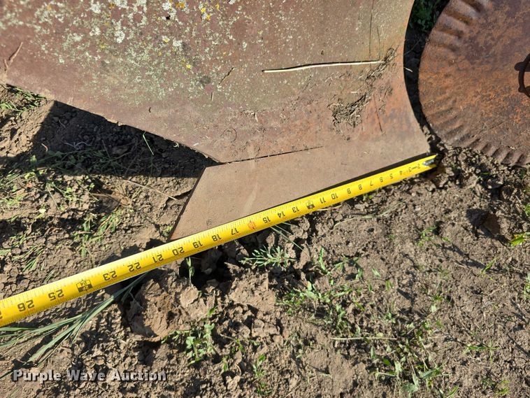 image for item EO1063 Allis Chalmers 2000  six bottom plow