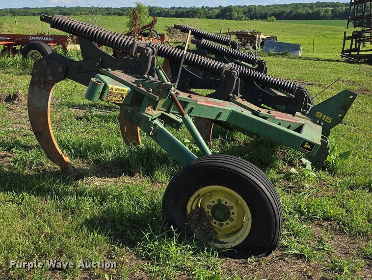 image for item EO1064 John Deere 915 ripper