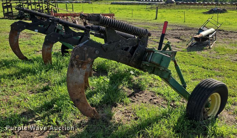 image for item EO1064 John Deere 915 ripper