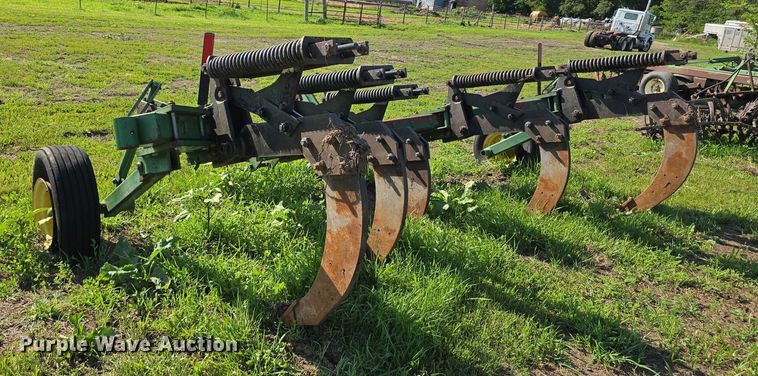 image for item EO1064 John Deere 915 ripper