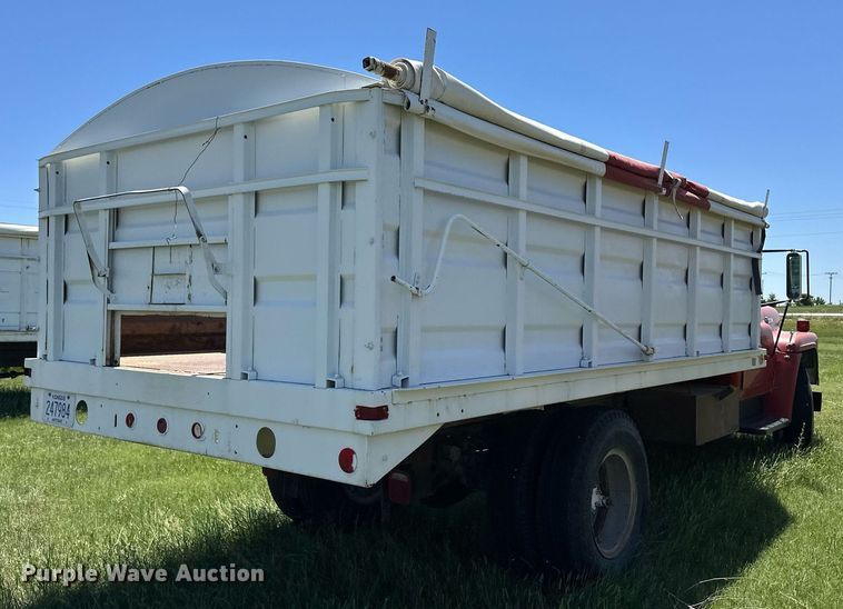 image for item EQ4777 1973 International Loadstar 1600 grain truck