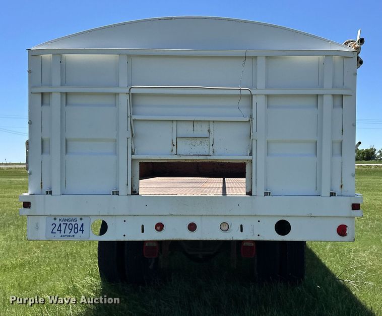 image for item EQ4777 1973 International Loadstar 1600 grain truck