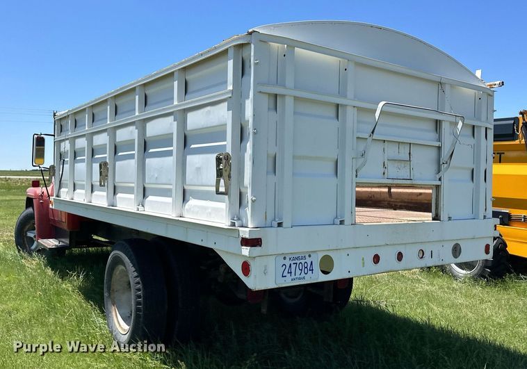 image for item EQ4777 1973 International Loadstar 1600 grain truck