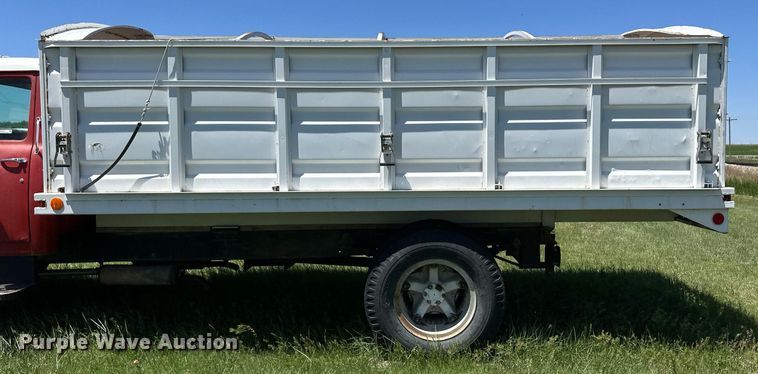 image for item EQ4777 1973 International Loadstar 1600 grain truck