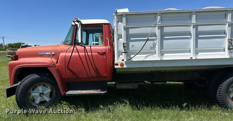 image for item EQ4777 1973 International Loadstar 1600 grain truck