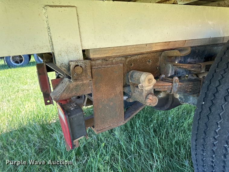 image for item EQ4777 1973 International Loadstar 1600 grain truck