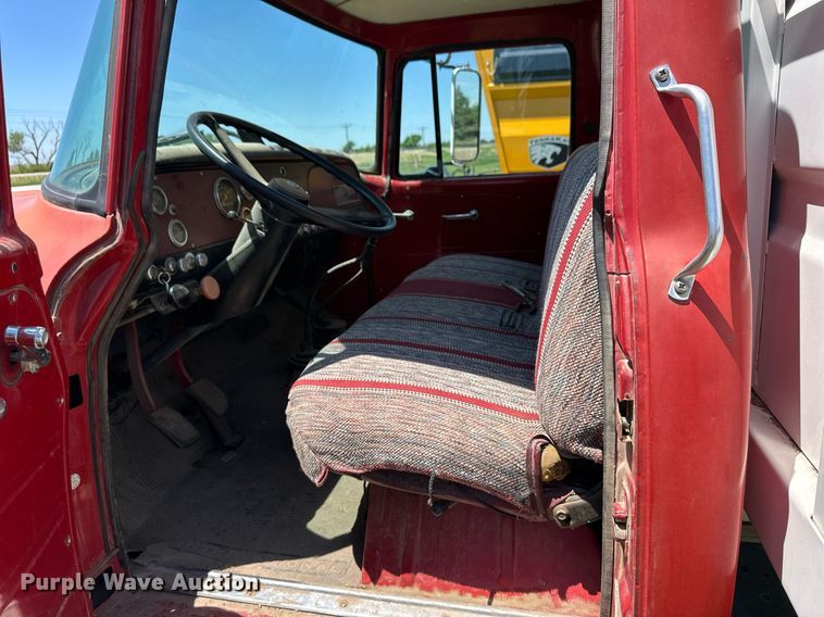 image for item EQ4777 1973 International Loadstar 1600 grain truck