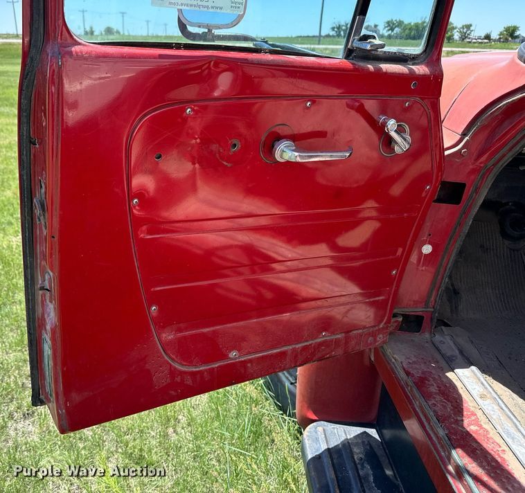 image for item EQ4777 1973 International Loadstar 1600 grain truck