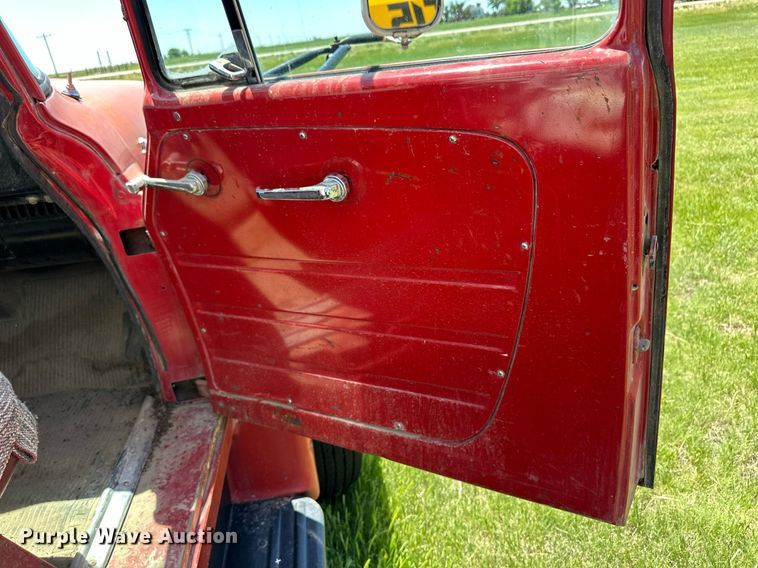 image for item EQ4777 1973 International Loadstar 1600 grain truck