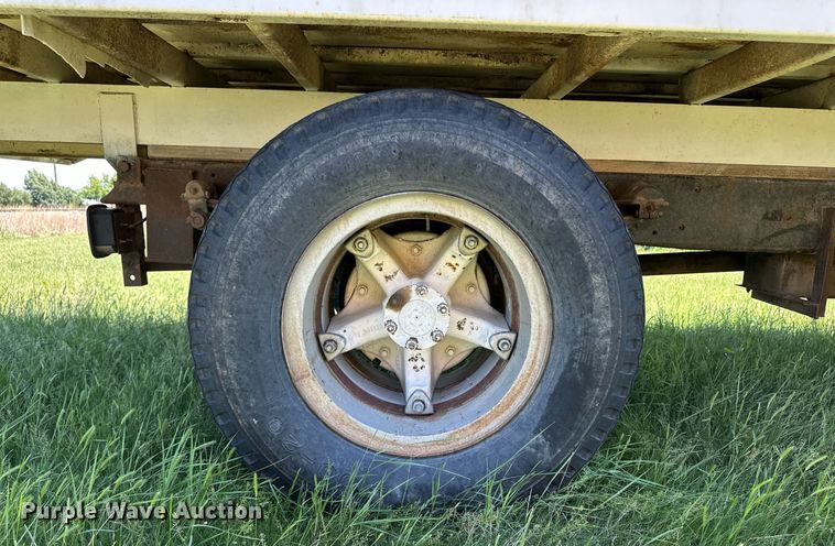 image for item EQ4777 1973 International Loadstar 1600 grain truck