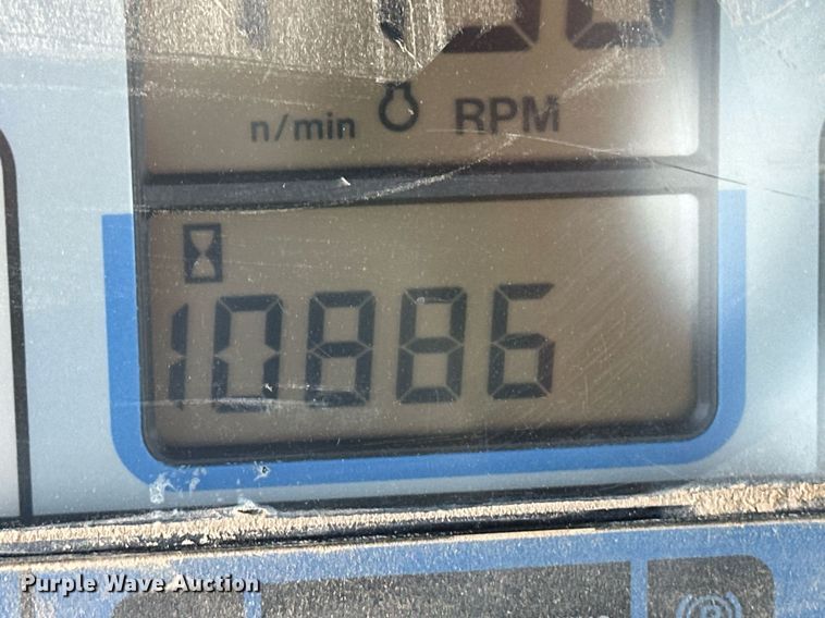 image for item EQ4889 Ford 8670 MFWD tractor