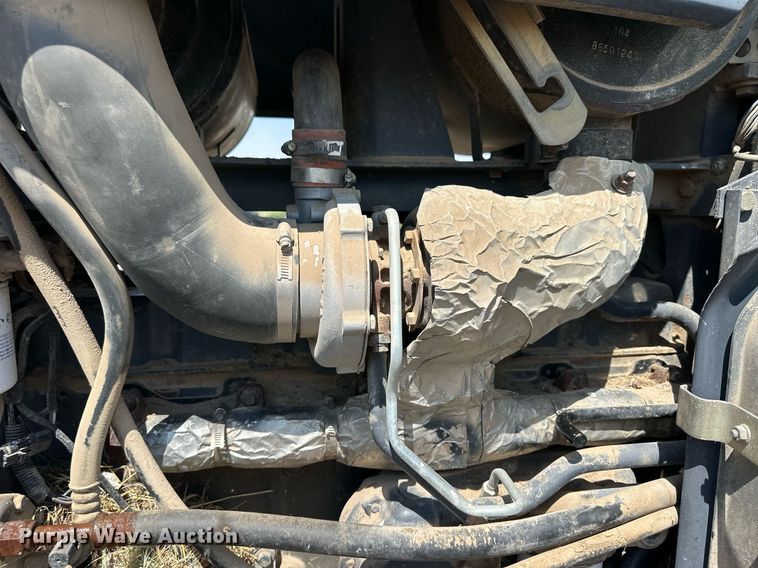 image for item EQ4889 Ford 8670 MFWD tractor