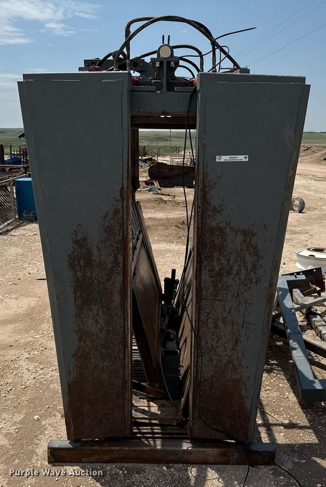 image for item EQ4919 Silencer livestock squeeze chute