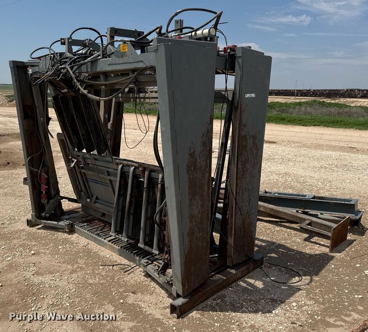 image for item EQ4919 Silencer livestock squeeze chute