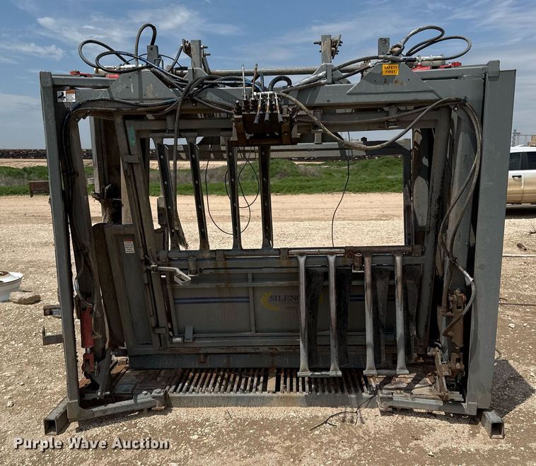 image for item EQ4919 Silencer livestock squeeze chute