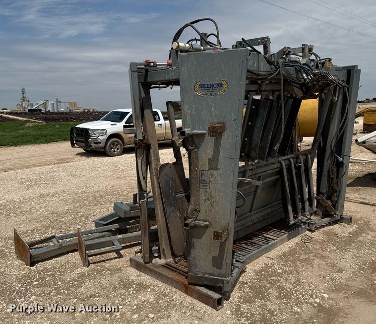 image for item EQ4919 Silencer livestock squeeze chute