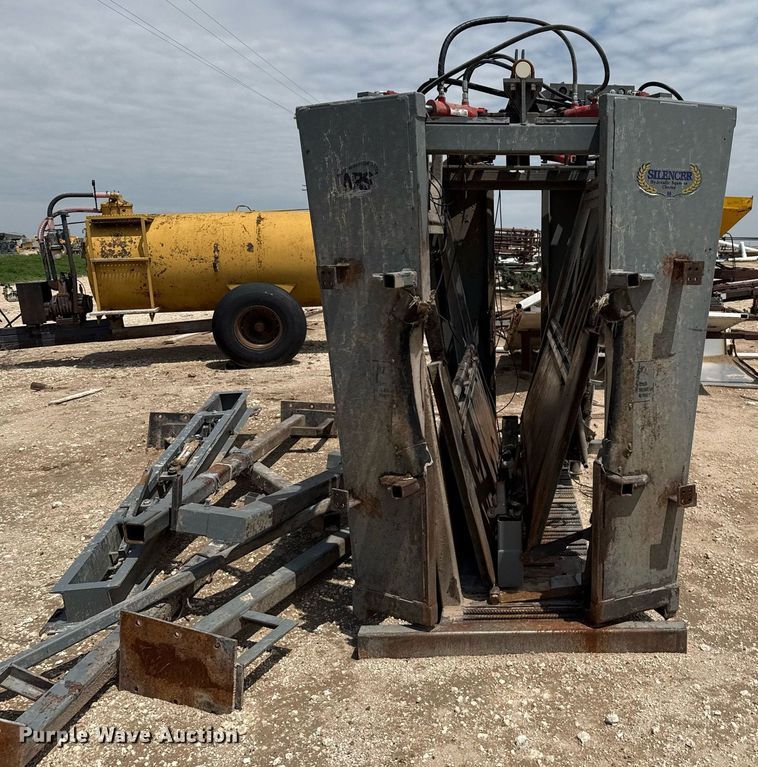 image for item EQ4919 Silencer livestock squeeze chute