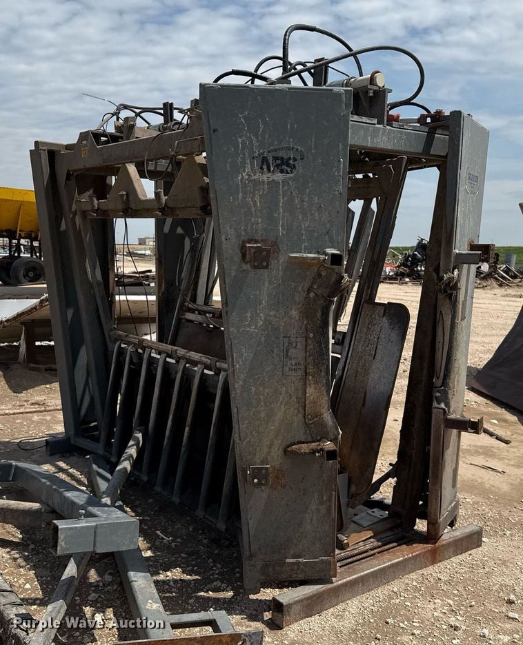 image for item EQ4919 Silencer livestock squeeze chute