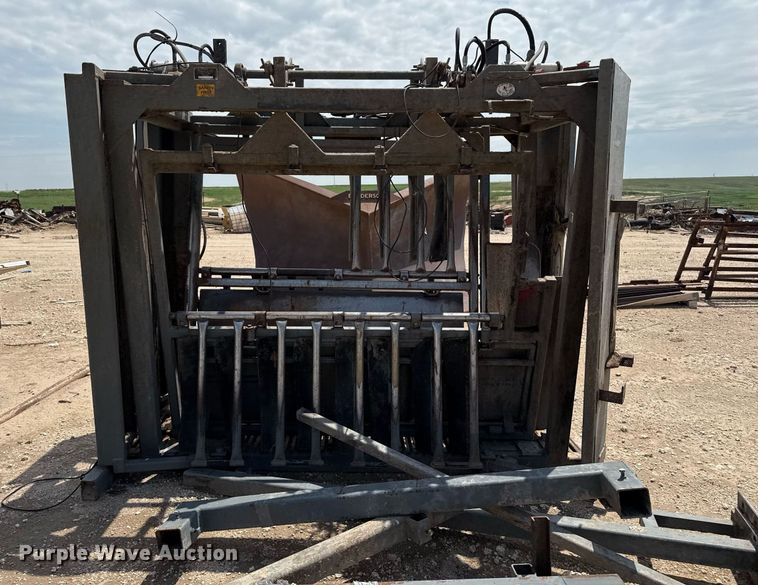 image for item EQ4919 Silencer livestock squeeze chute