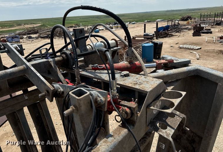 image for item EQ4919 Silencer livestock squeeze chute