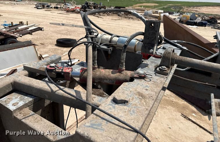 image for item EQ4919 Silencer livestock squeeze chute