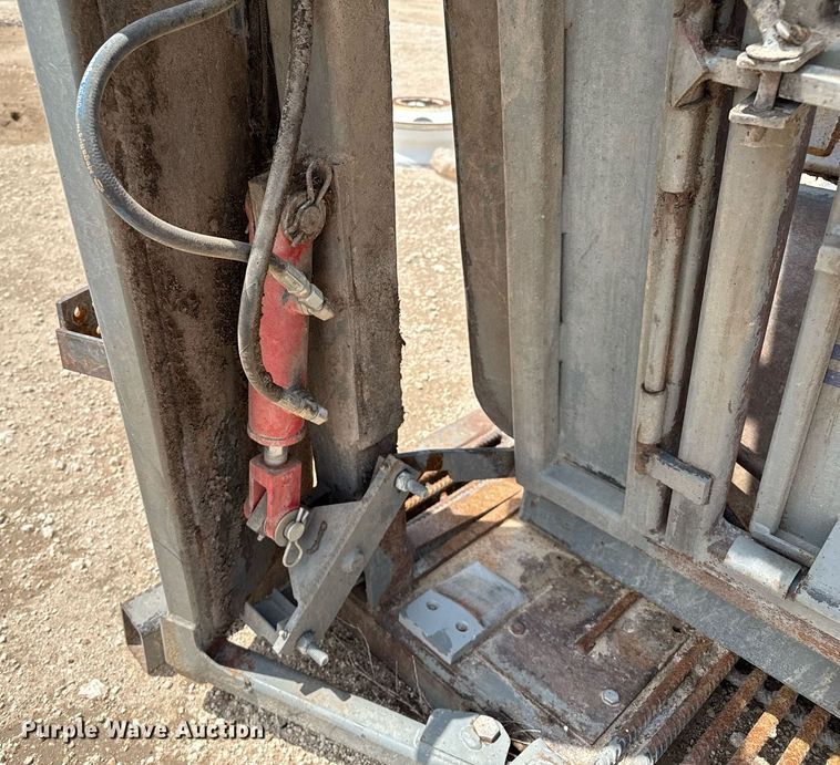 image for item EQ4919 Silencer livestock squeeze chute