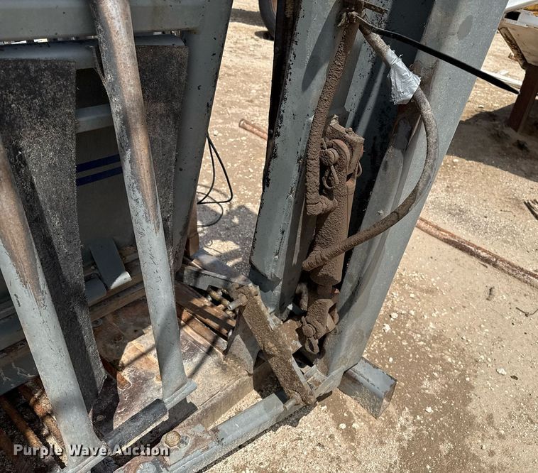image for item EQ4919 Silencer livestock squeeze chute