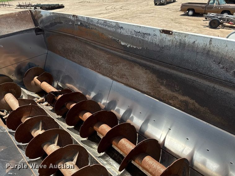 image for item EQ4921 Roto-Mix 1200-20 feed mixer bed