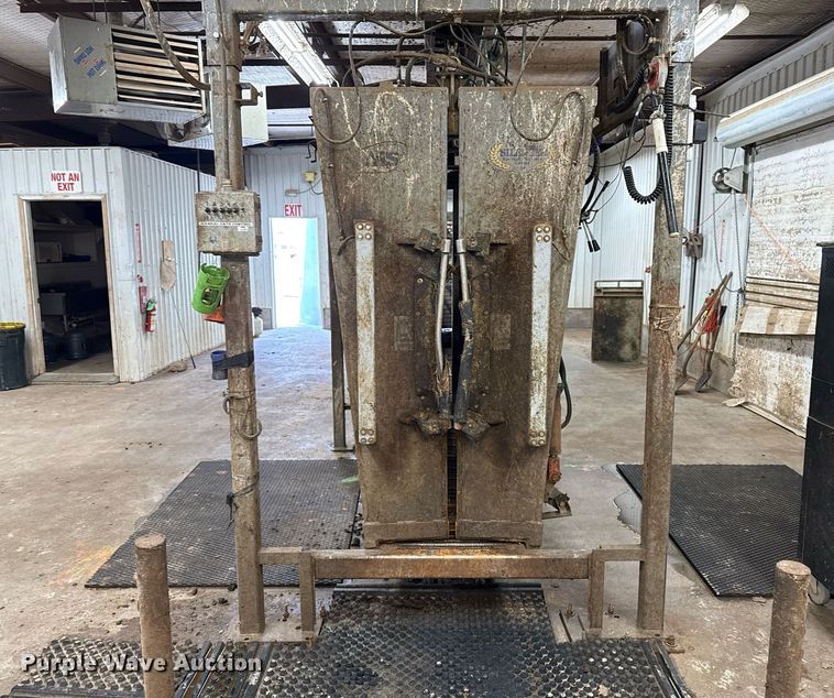 image for item EQ4923 Silencer livestock squeeze chute